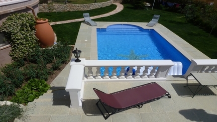 Piscine avec plongeoir et terasse